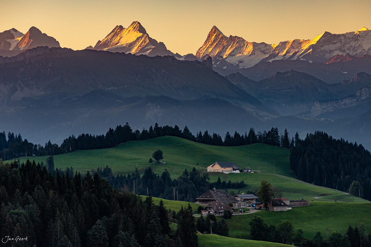 Alpenpanorama über Lüderenalp mit Eiger, Jungfrau und Mönch bei Sonnenaufgang, Emmental Bern Schweiz – Jan Geerk Fotograf Basel