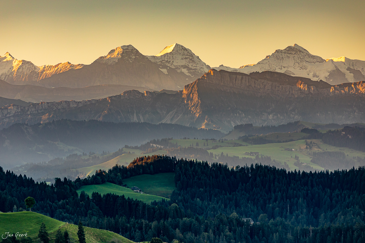 Alpensicht vom Lüderenalp mit Eiger, Jungfrau und Mönch bei Sonnenaufgang im Emmental, Berner Oberland, Schweiz – Jan Geerk Fotograf Basel