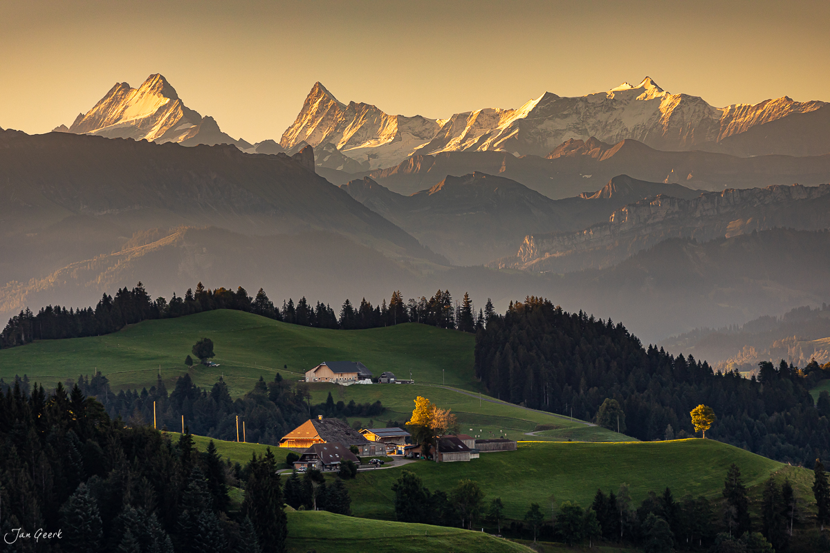 Alpenpanorama Lüderenalp mit Eiger, Jungfrau und Mönch im goldenen Morgenlicht, Emmental Schweiz – Jan Geerk Fotograf Basel