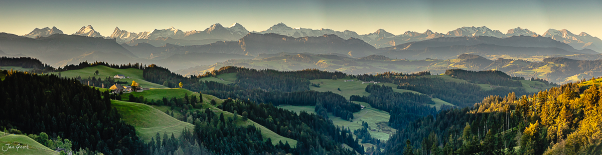 Emmental Panorama mit Alpensicht auf Eiger, Jungfrau und Mönch, Herbstlicht, Berner Oberland Schweiz – Jan Geerk Fotograf Basel