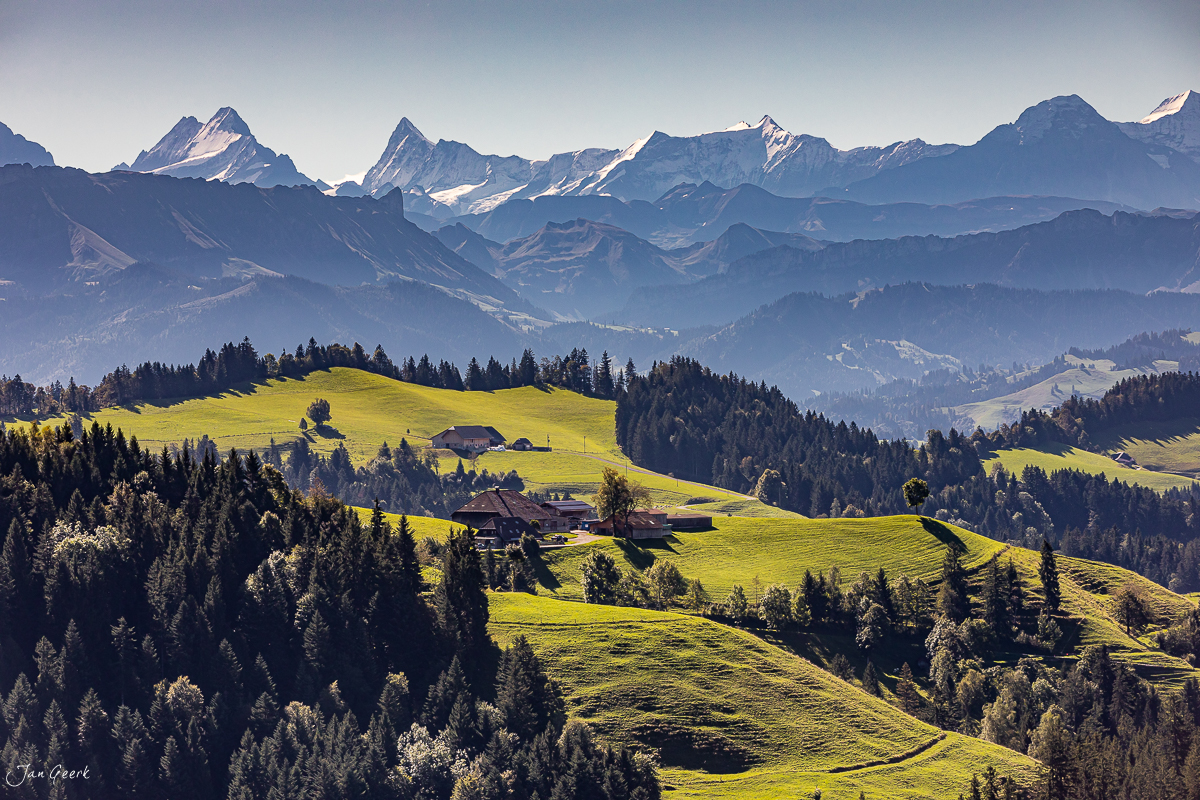 Lüderenalp Alpweide mit Berghöfen, Eiger Jungfrau Mönch im Hintergrund, grüne Sommerwiesen, Emmental Schweiz – Jan Geerk Fotograf Basel