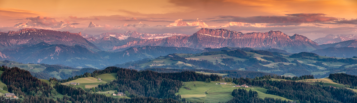 Panoramablick vom Emmental auf Appenzeller Alpen bei Sonnenuntergang Sommer Schweiz – Jan Geerk Fotograf Basel