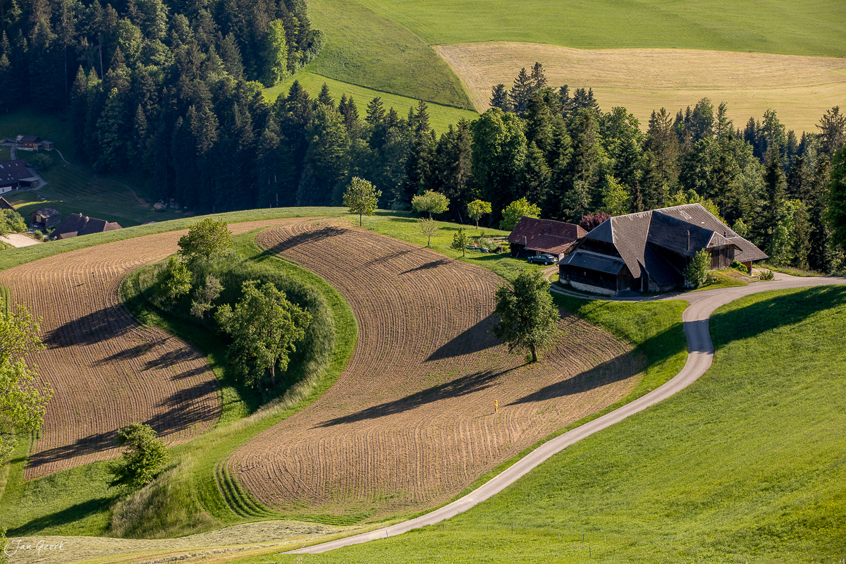 Luftaufnahme Emmental Bauernhof mit Feldern sommerliche Berglandschaft Berner Oberland Schweiz Jan Geerk Fotograf Basel