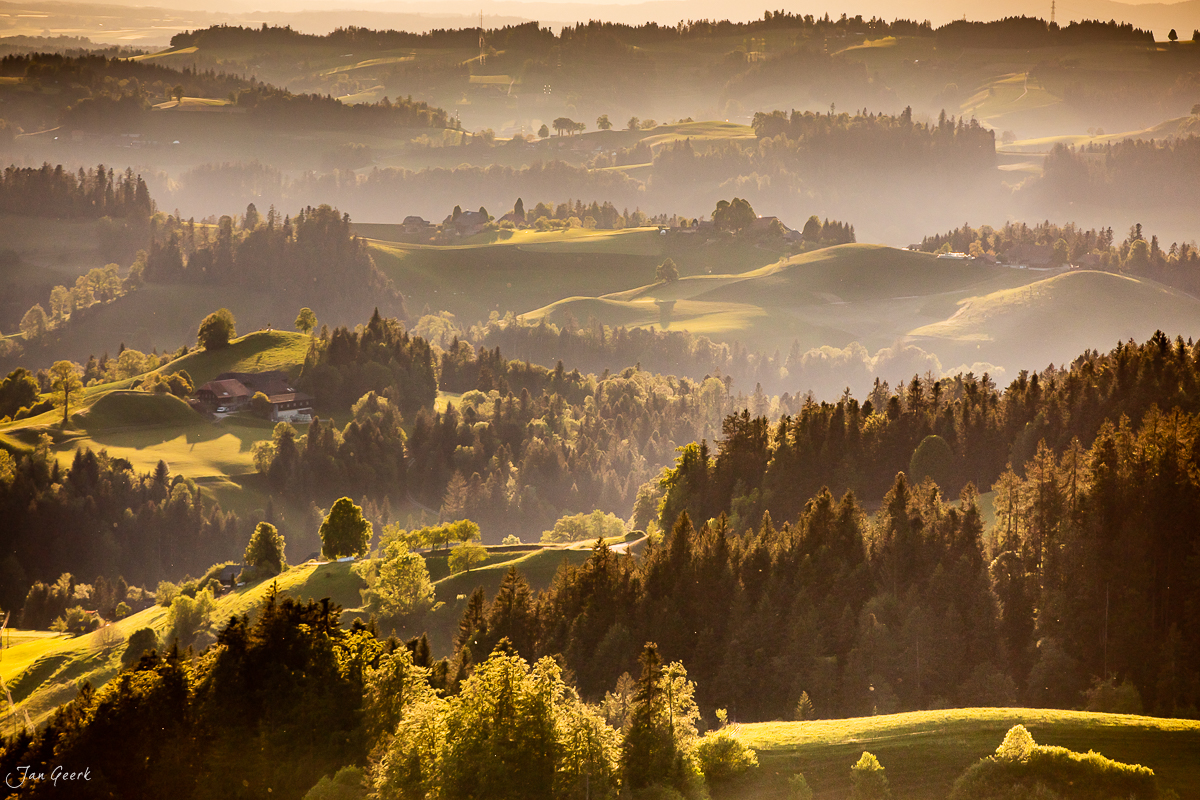 Nebelverhangenes Emmental im goldenen Sommerlicht. Grüne Hügel, Wälder und Bauernhöfe in Lüderenalp, Berner Oberland Schweiz – Jan Geerk Fotograf Basel