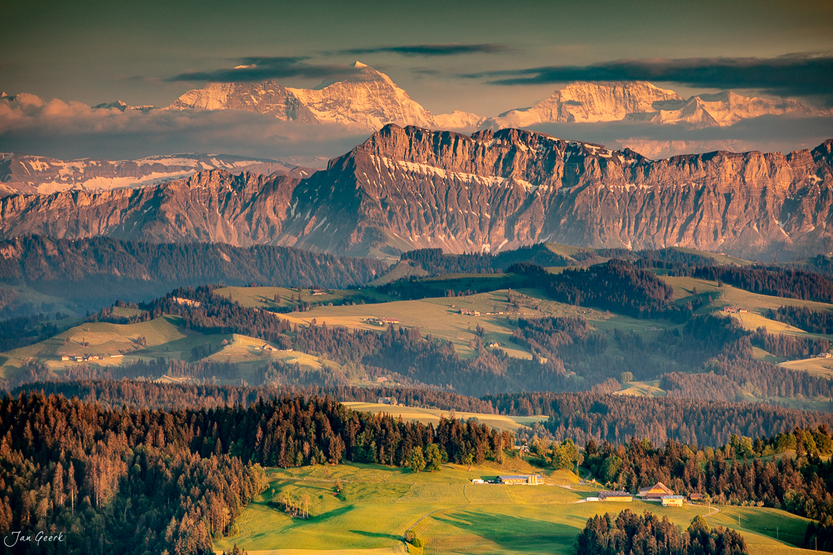 Alpenpanorama von der Lüderenalp im Emmental mit Appenzeller Alpen, Säntis und goldener Sommerlicht Schweiz – Jan Geerk Fotograf Basel