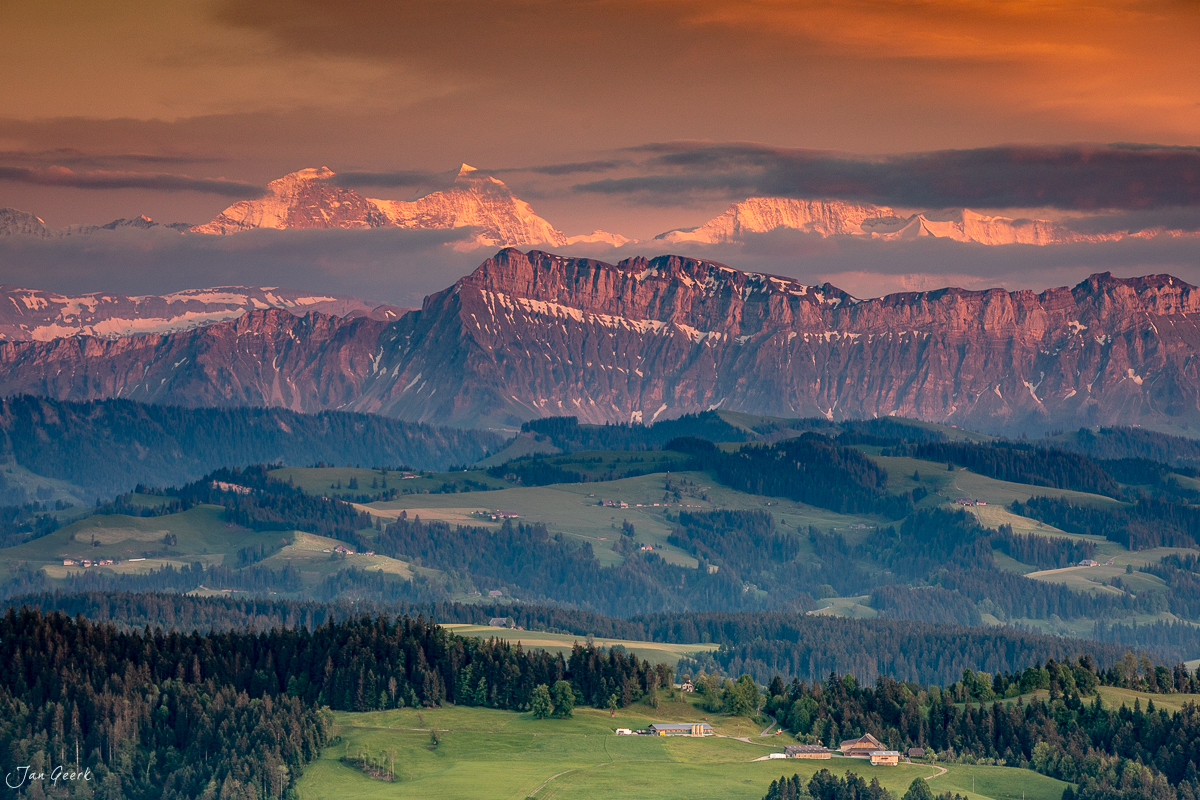 Alplandschaft Lüderenalp mit Emmental Hügelland Sommerliche Goldstunde Berner Oberland Schweiz Jan Geerk Fotograf Basel