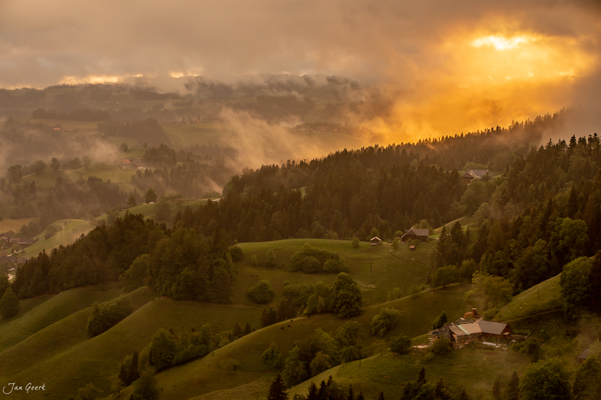 Morgennebel über grünen Wiesen und Wäldern in Lüderenalp, Emmental Berner Oberland Schweiz – Jan Geerk Fotograf Basel