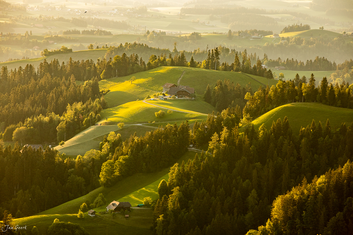 Luftaufnahme der Lüderenalp mit grünen Hügeln, Wäldern und Bauernhöfen im Emmental, Berner Oberland – Jan Geerk Fotograf Basel