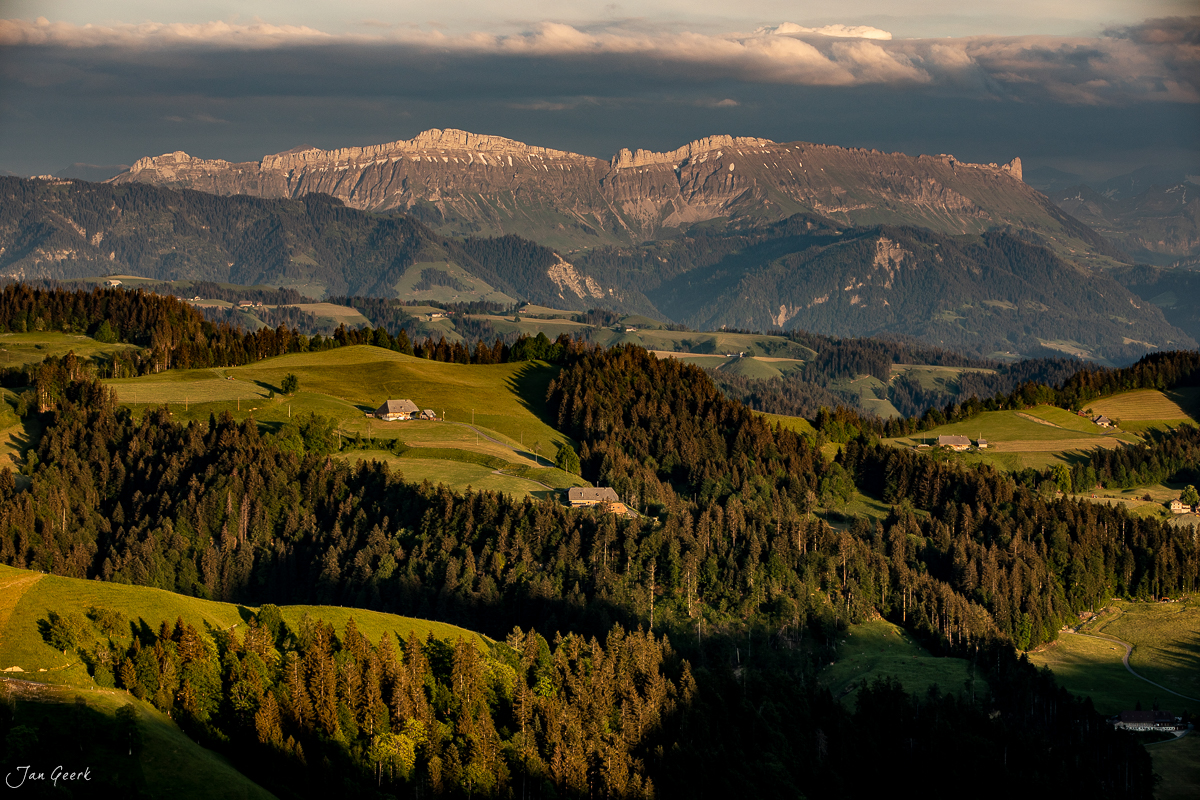 Alplandschaft mit Berghängen bei Lüderenalp, grüne Wiesen und Wälder, Appenzeller Alpen im Hintergrund, Sonnenlicht am frühen Morgen, Berner Oberland Schweiz – Jan Geerk Fotograf Basel