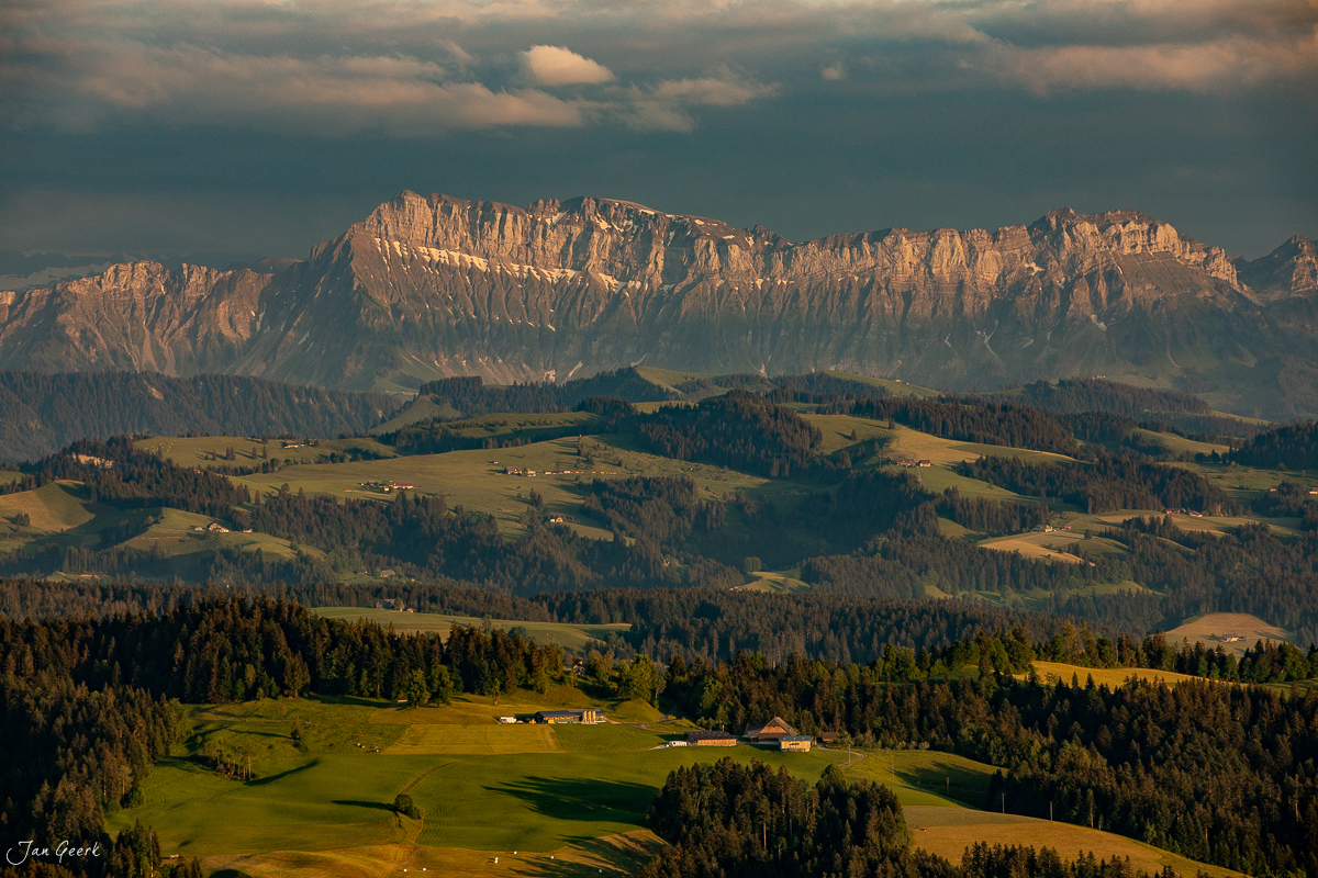 Alpweiden und Bergblick vom Emmental über grüne Hügel und Wälder zum Säntis, Frühling in der Schweiz – Jan Geerk Fotograf Basel