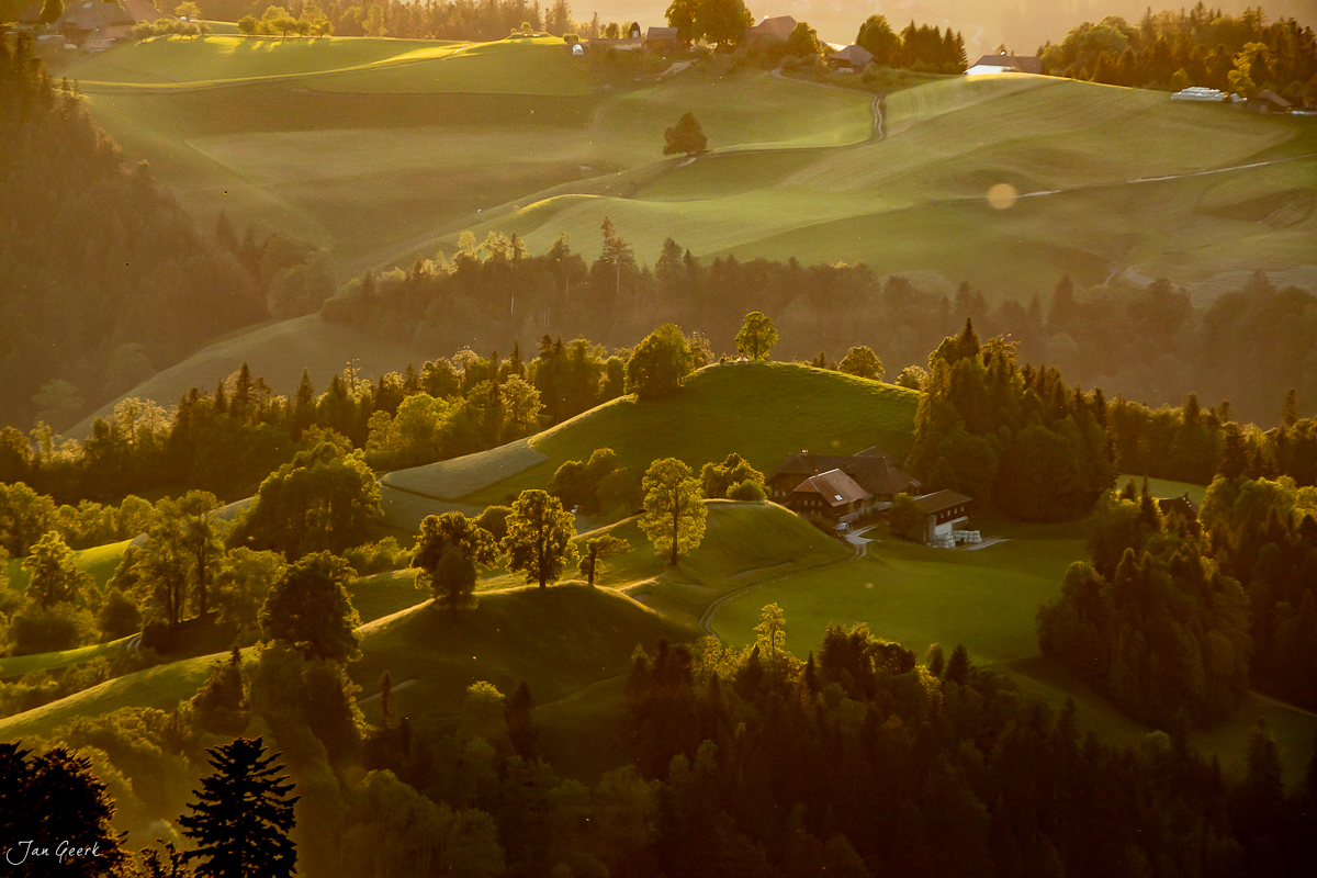Lüderenalp Hügellandschaft mit Wald Frühlingslicht Emmental Berner Oberland Schweiz Jan Geerk Fotograf Basel