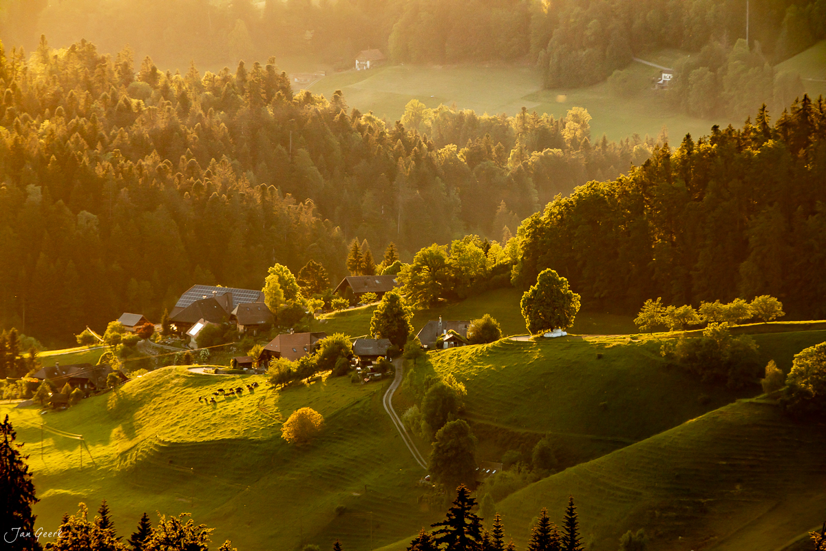 Bergdorf Lüderenalp im Emmental mit Bergwiesen und Fichtenwald in Morgensonne, Berner Oberland Schweiz – Jan Geerk Fotograf Basel