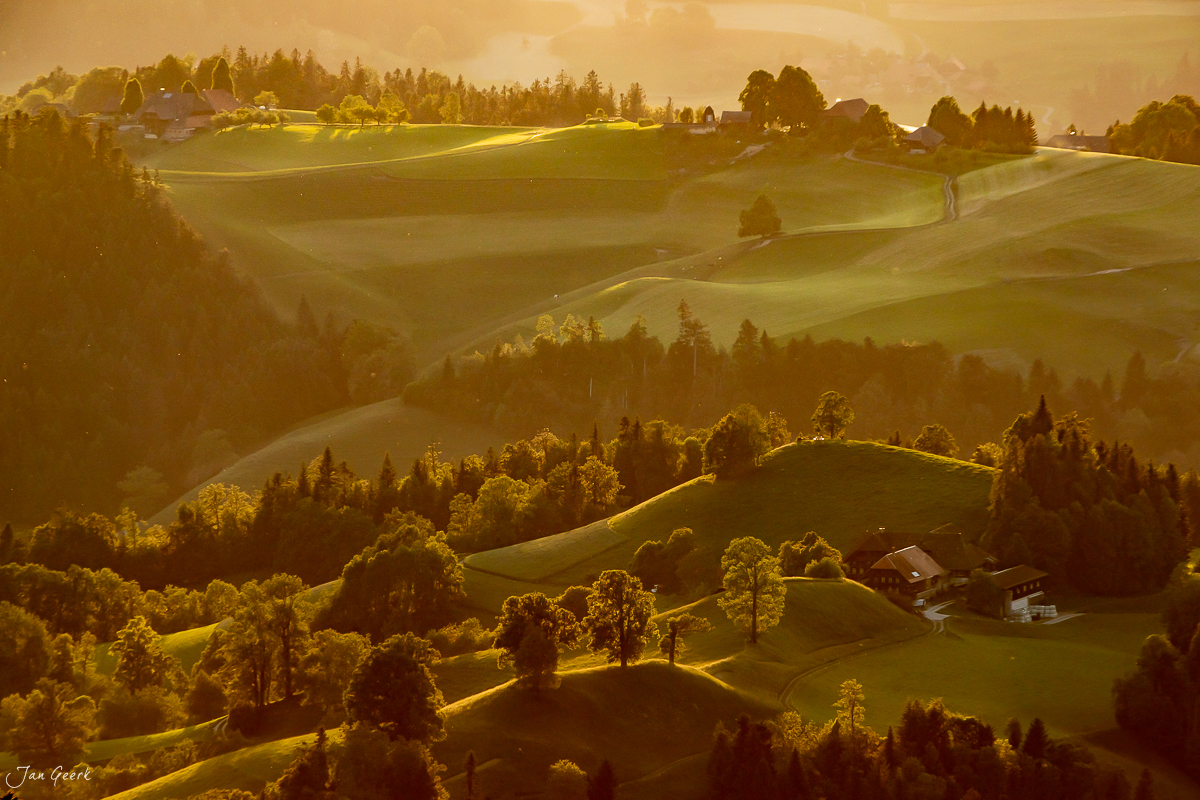 Hügelige Landschaft mit Wäldern und Bauernhof bei Lüderenalp im Emmental, goldenes Abendlicht, Berner Oberland Schweiz – Jan Geerk Fotograf Basel