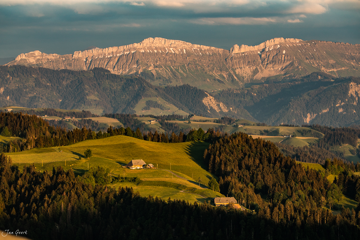 Lüderenalp Berglandschaft mit Emmental Hügeln goldenes Licht Berner Oberland Schweiz Jan Geerk Fotograf Basel