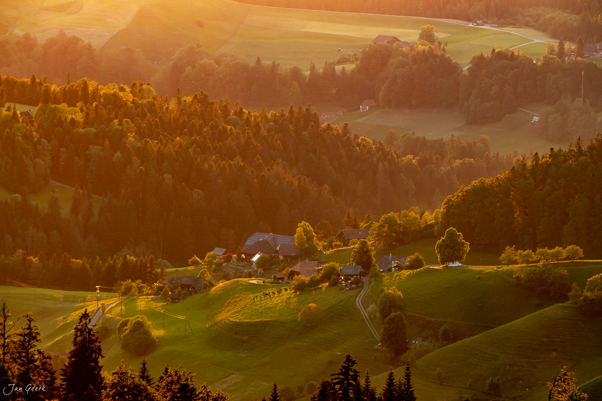 Idyllische Berglandschaft Lüderenalp mit Weiden, Wäldern und Bauernhöfen in goldener Morgensonne, Berner Oberland Schweiz – Jan Geerk Fotograf Basel