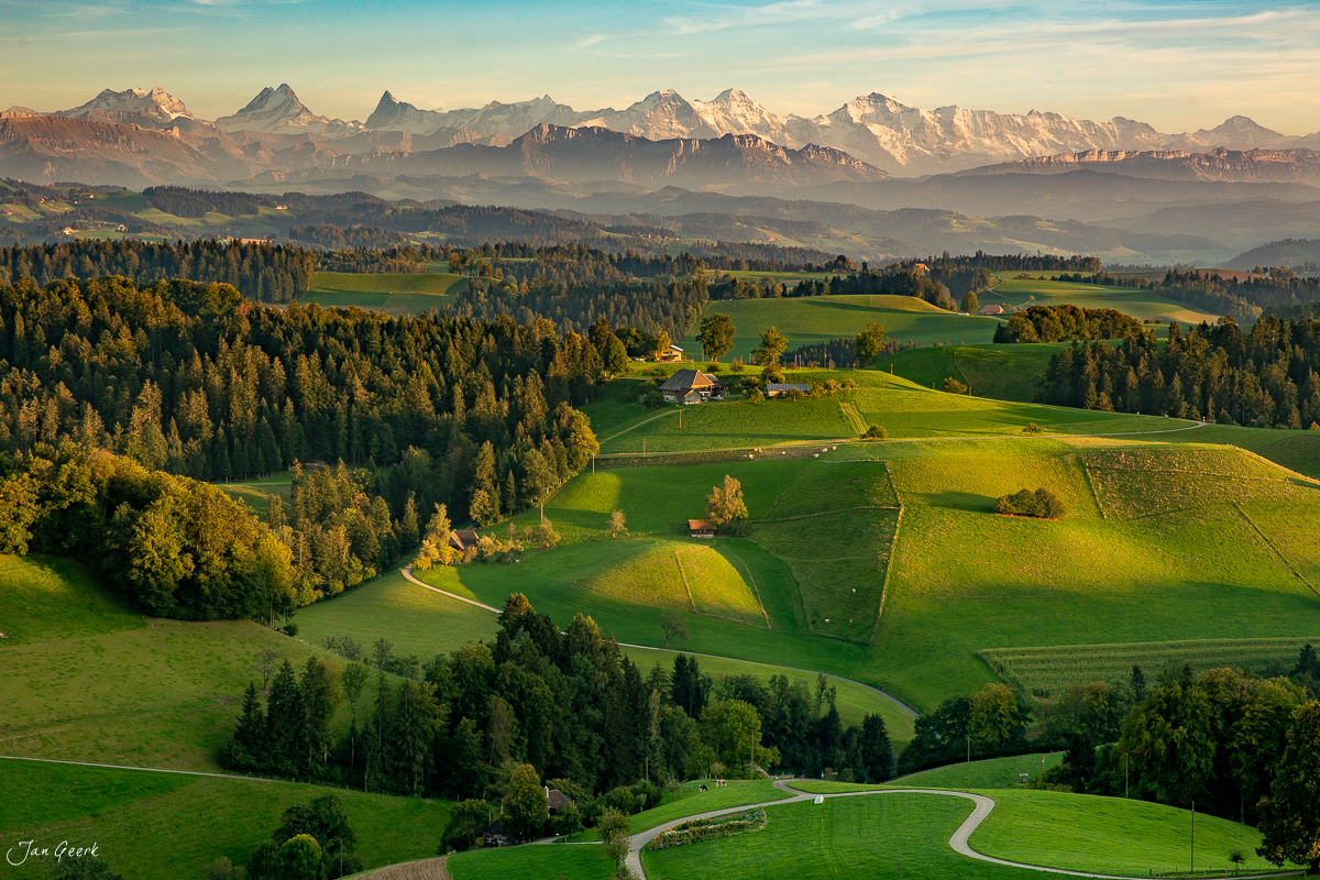 Alpenpanorama über dem Emmental mit grünen Hügeln, Wäldern und Berggipfeln im Herbstlicht, Bern Schweiz – Jan Geerk Fotograf Basel