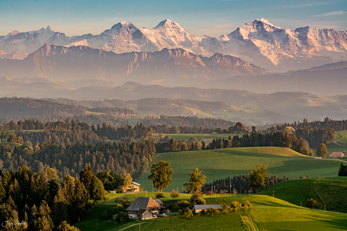 Alpenpanorama mit Eiger, Jungfrau und Mönch über dem Emmental im Herbstlicht, Schweiz – Jan Geerk Fotograf Basel