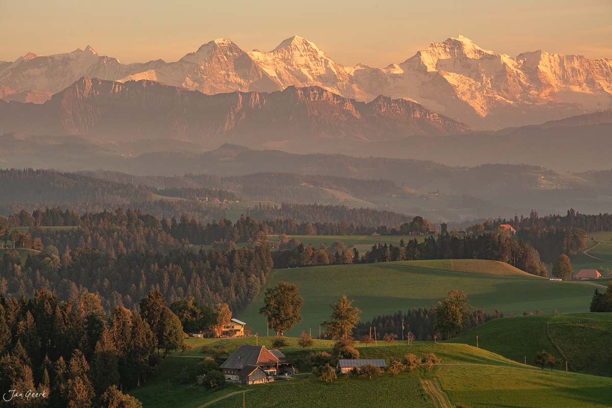 Alpenpanorama über Emmental mit Jungfrau, Eiger und Mönch bei Herbstlicht, Bern Schweiz – Jan Geerk Fotograf Basel