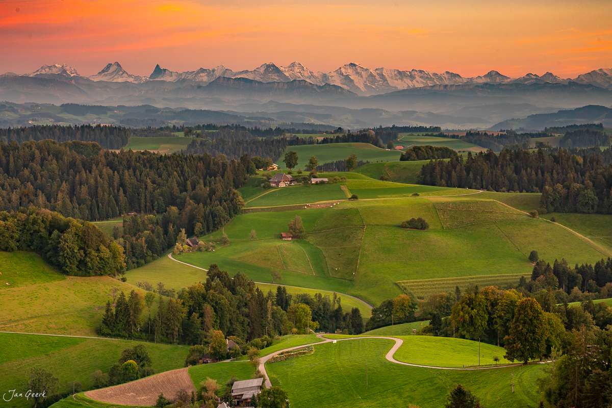Grüne Hügellandschaft im Emmental mit Alpensicht bei Sonnenuntergang, Schweiz – Jan Geerk Fotograf Basel