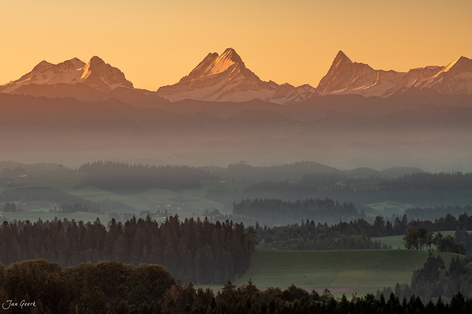 Alpenpanorama mit Eiger, Jungfrau und Mönch über dem Emmental bei Sonnenaufgang, Schweiz – Jan Geerk Fotograf Basel
