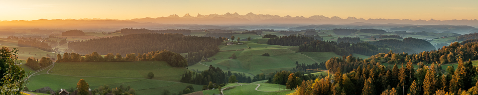 Panoramablick über das Emmental mit Alpensicht bei Gegenlicht, Herbststimmung, Bern Schweiz – Jan Geerk Fotograf Basel