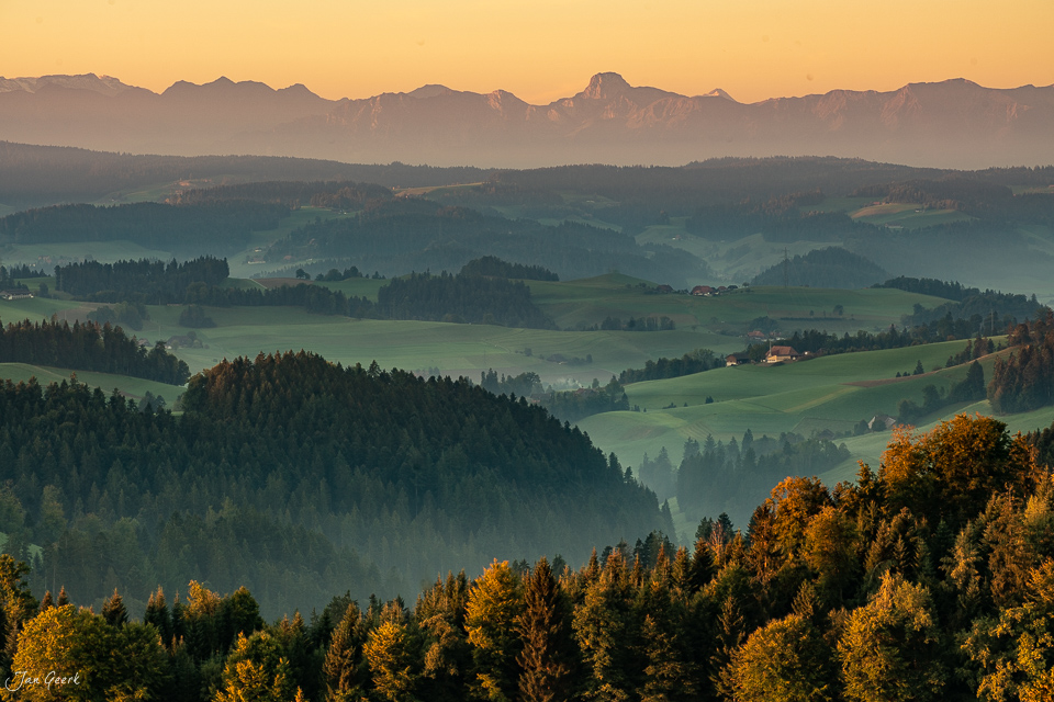 Herbstliche Alpensicht vom Emmental über grüne Hügellandschaft mit Eiger, Jungfrau und Mönch im Hintergrund, Schweiz – Jan Geerk Fotograf Basel