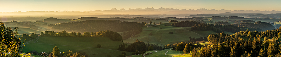 Emmental Landschaft Hügel mit Alpensicht bei Sonnenaufgang Bern Schweiz Jan Geerk Fotograf Basel