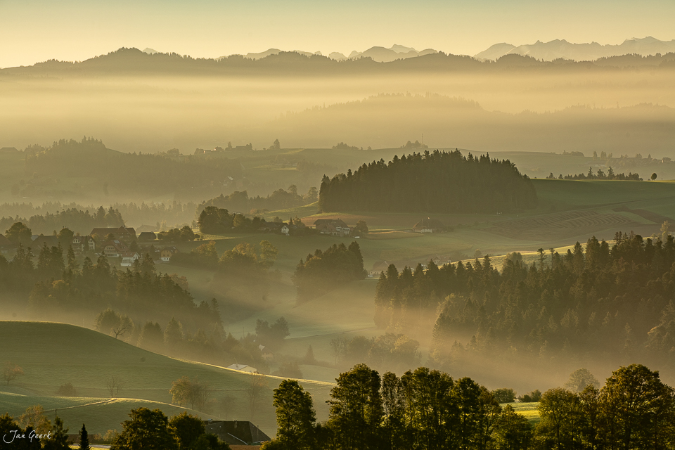 Nebeliges Emmental Tal mit Alpensicht, Hügel und Wäldern bei Sonnenaufgang, Bern Schweiz – Jan Geerk Fotograf Basel