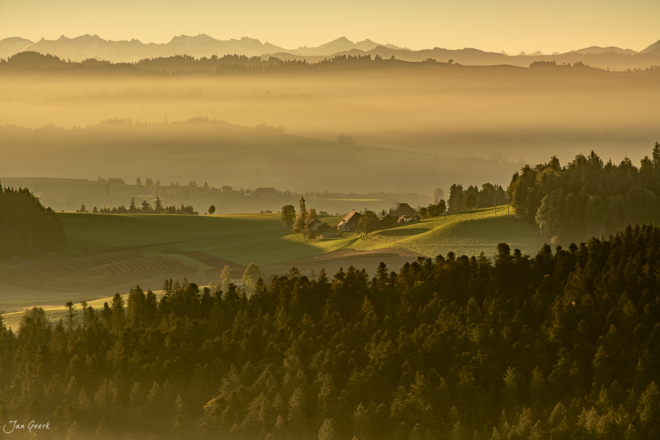 Herbstliche Berglandschaft Emmental mit Alpensicht und Kantlicht in der Schweiz – Jan Geerk Fotograf Basel