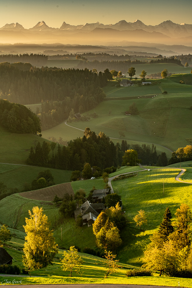 Luftaufnahme Emmental grüne Hügel Alpensicht Herbstlicht Bern Schweiz Jan Geerk Fotograf Basel