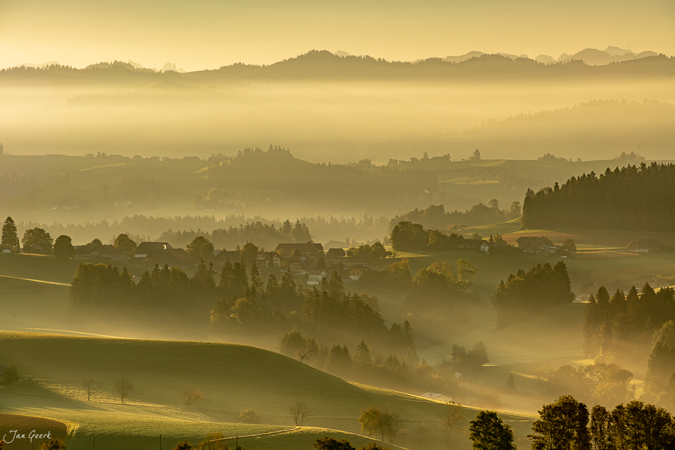 Nebeliges Emmental mit sanften Hügeln, Alpenpanorama und goldenem Morgenlicht, Berner Oberland Schweiz – Jan Geerk Fotograf Basel
