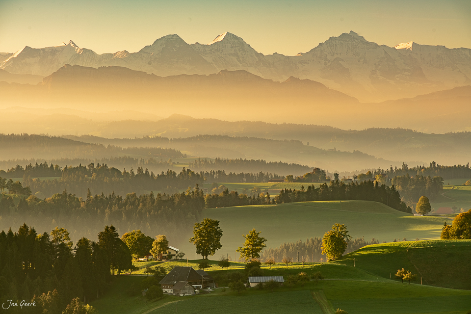 Berglandschaft Emmental mit Alpensicht auf Eiger Jungfrau Mönch Herbststimmung Bern Schweiz Jan Geerk Fotograf Basel