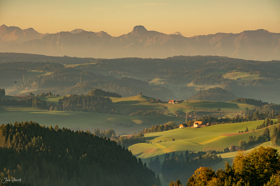 Alpensicht vom Emmental mit Eiger, Jungfrau und Mönch bei Herbstlicht, Bern Schweiz – Jan Geerk Fotograf Basel