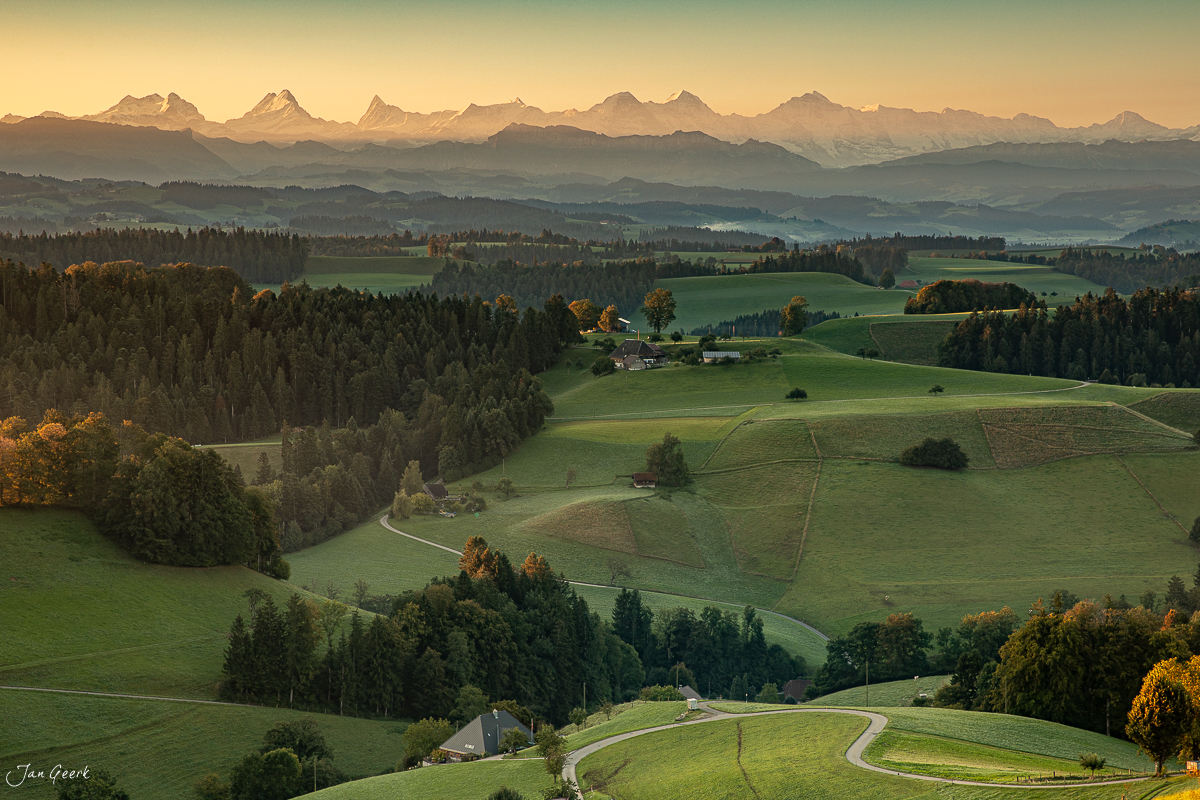 Herbstliche Hügellandschaft Emmental mit Alpensicht und Kantlicht Schweiz – Jan Geerk Fotograf Basel
