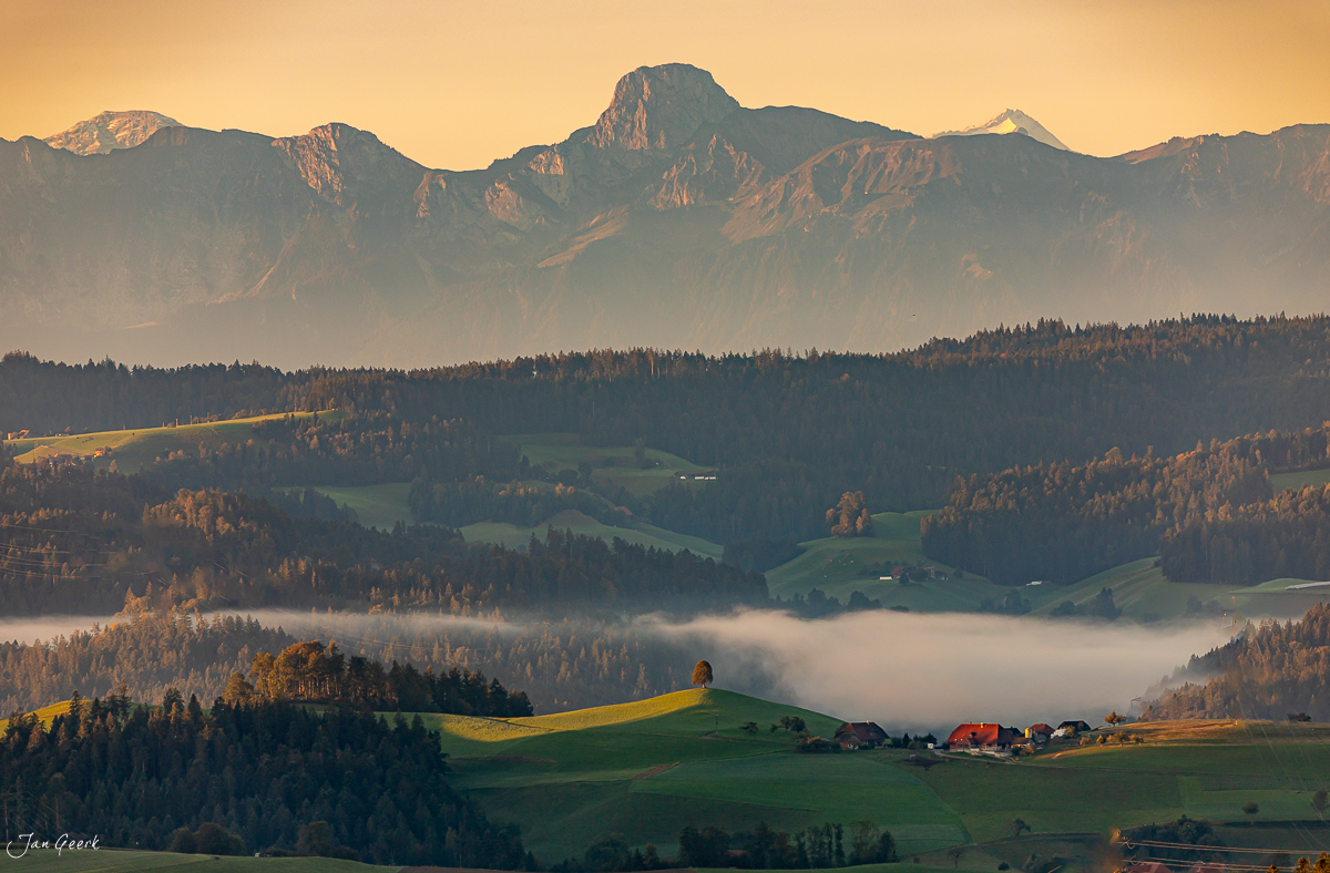 Emmental Landschaft mit Nebel Alpenblick Herbstlicht Bern Schweiz Jan Geerk Fotograf Basel