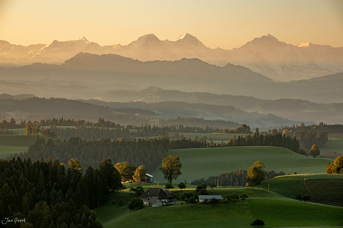 Emmental Landschaft mit Alpensicht bei Sonnenaufgang im Herbst, Berner Oberland Schweiz – Jan Geerk Fotograf Basel