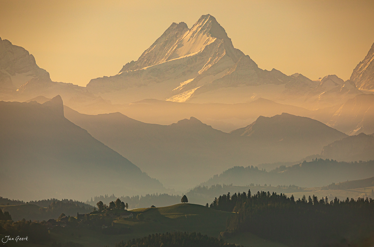 Alpensicht vom Emmental bei Sonnenaufgang mit golden beleuchteten Berggipfeln Schweiz Jan Geerk Fotograf Basel