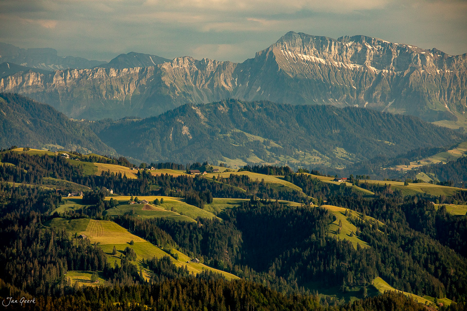 Alpweiden und Bergmassiv im Emmental bei Sommerlicht, Berner Oberland Schweiz – Jan Geerk Fotograf Basel