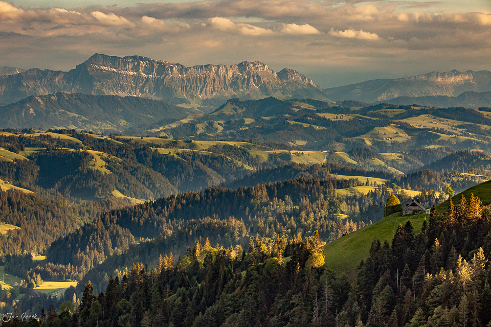 Alplandschaft mit Hügeln, Wäldern und Bergpanorama im Emmental während goldener Herbststimmung Schweiz Jan Geerk Fotograf Basel