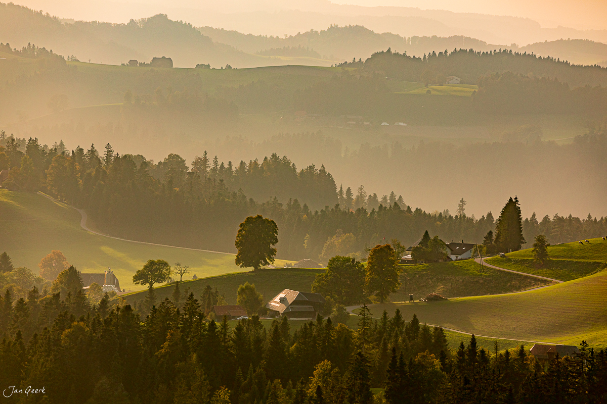 Herbstliche Hügellandschaft im Emmental mit Streusiedlungen, Nebel und goldenem Morgenlicht – Schweiz Jan Geerk Fotograf Basel