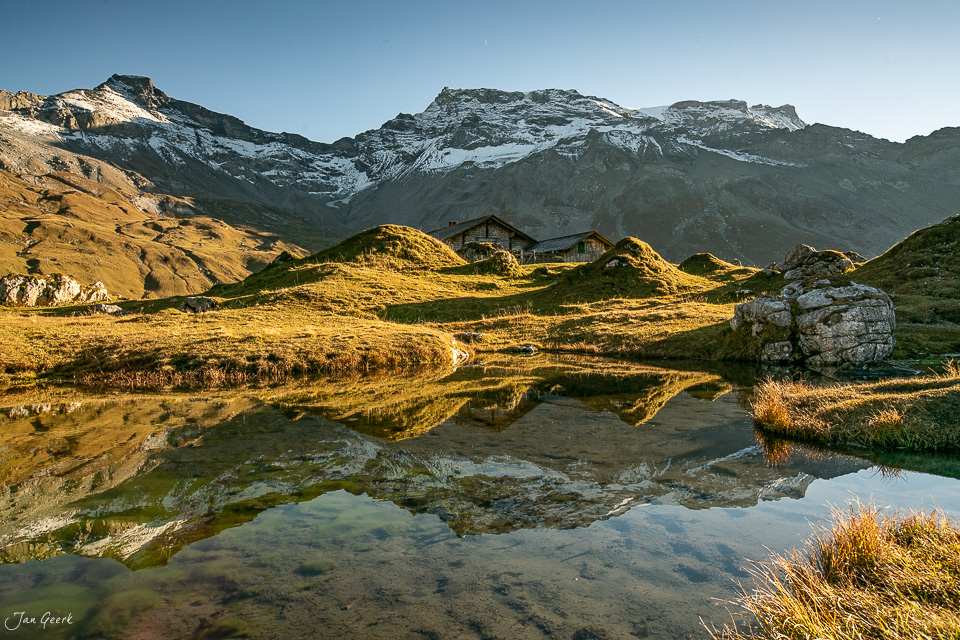 Bergsee mit Spiegelung auf der Engstigenalp, herbstliche Alpenglühen am Morgen, Berner Oberland Schweiz – Jan Geerk Fotograf Basel