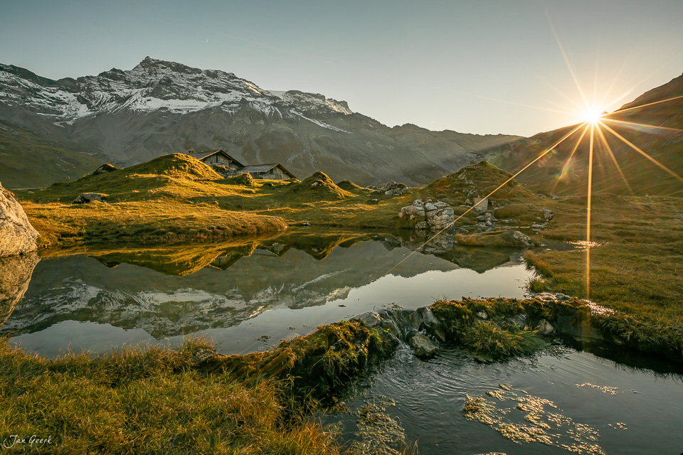 Bergsee mit Spiegelung in der Engstligenalp bei Herbstlicht im Berner Oberland Schweiz – Jan Geerk Fotograf Basel