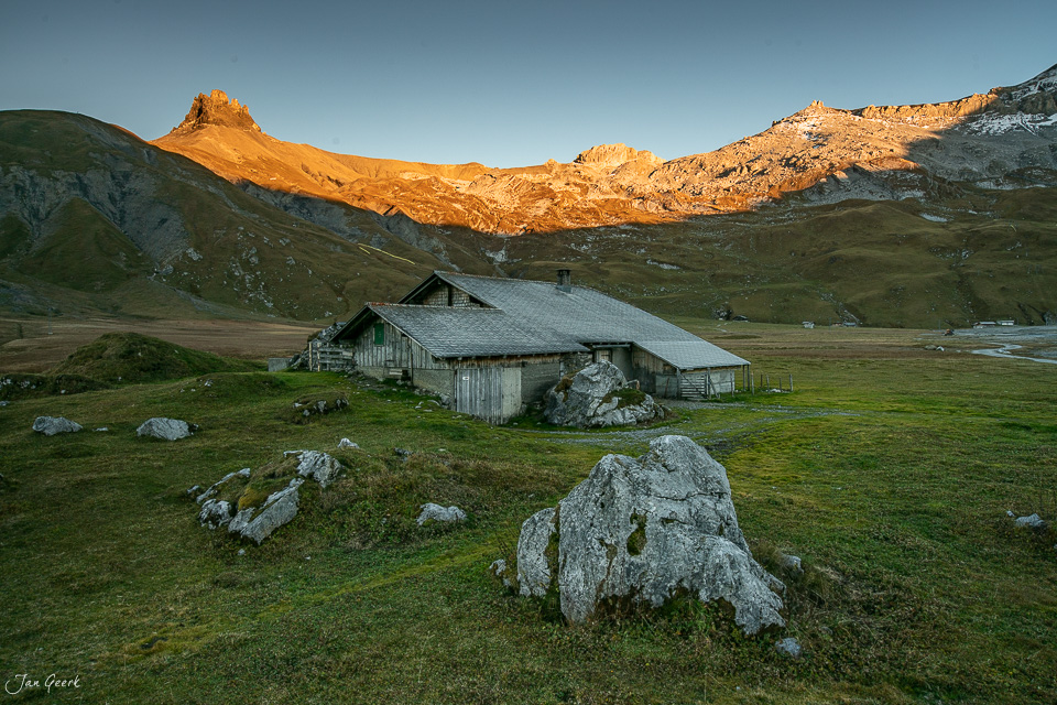 Alpenhütte auf der Engstigenalp im Herbstlicht mit schneebedeckten Bergen im Berner Oberland Schweiz – Jan Geerk Fotograf Basel