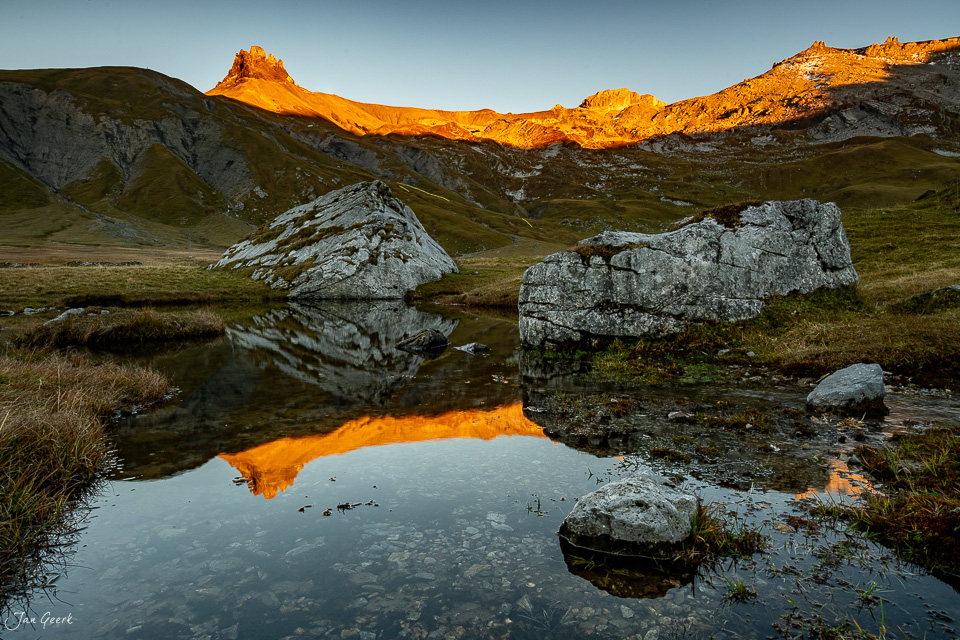 Bergsee mit Spiegelung am Alpenglühen in der Engstligenalp Berner Oberland Schweiz – Jan Geerk Fotograf Basel