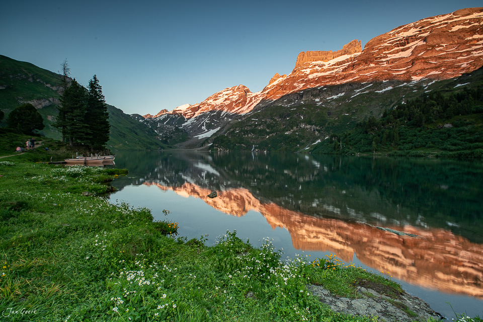 Engstlensee mit Spiegelung der Bergflanken in Alpweiden Berner Oberland Schweiz Jan Geerk Fotograf Basel