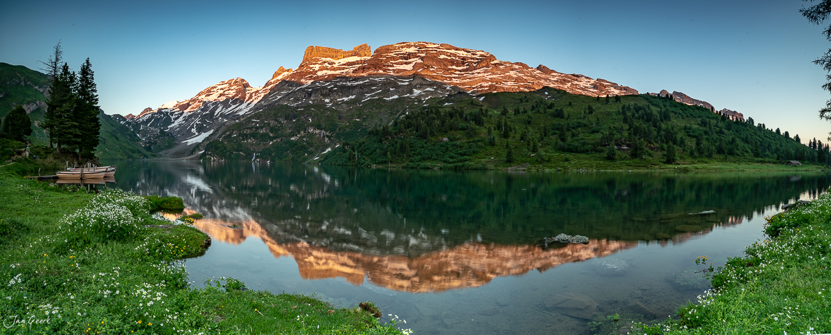 Engstlensee mit Spiegelung des Berges in goldenem Kantlicht, Berner Oberland Schweiz – Jan Geerk Fotograf Basel