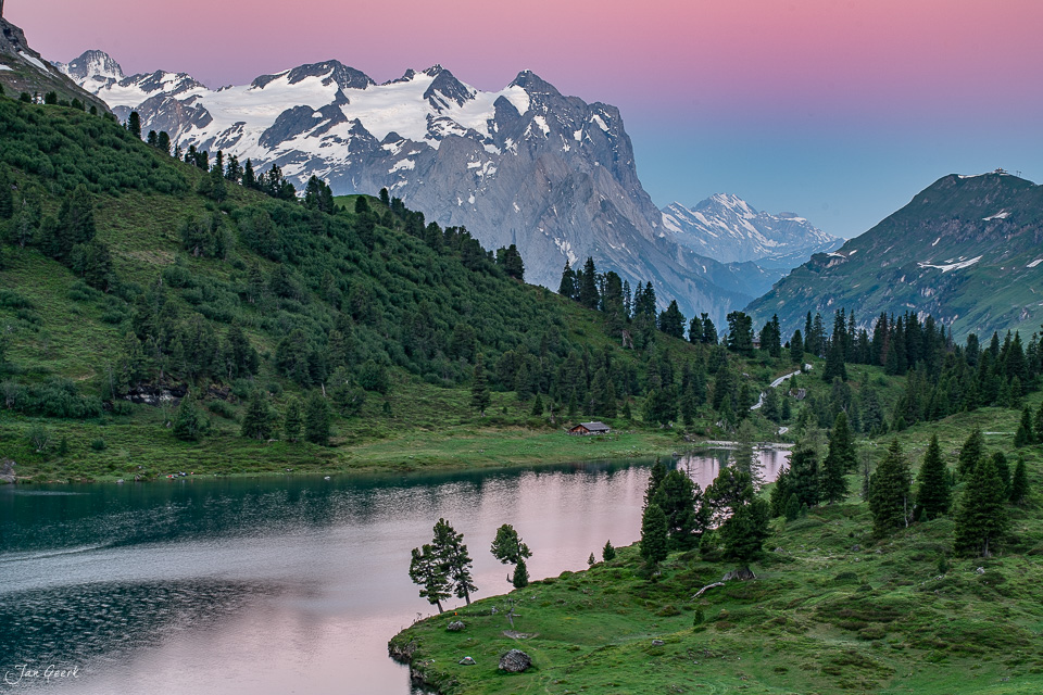 Bergsee mit schneebedeckten Gipfeln und grünen Wäldern an der Engstlenalp im Berner Oberland, Sommerstimmung – Schweiz, Jan Geerk Fotograf Basel