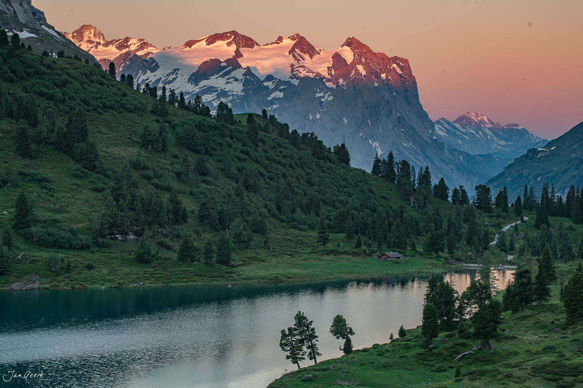 Engstlensee mit schneebedeckten Berggipfeln bei Sonnenaufgang, Berner Oberland Schweiz – Jan Geerk Fotograf Basel