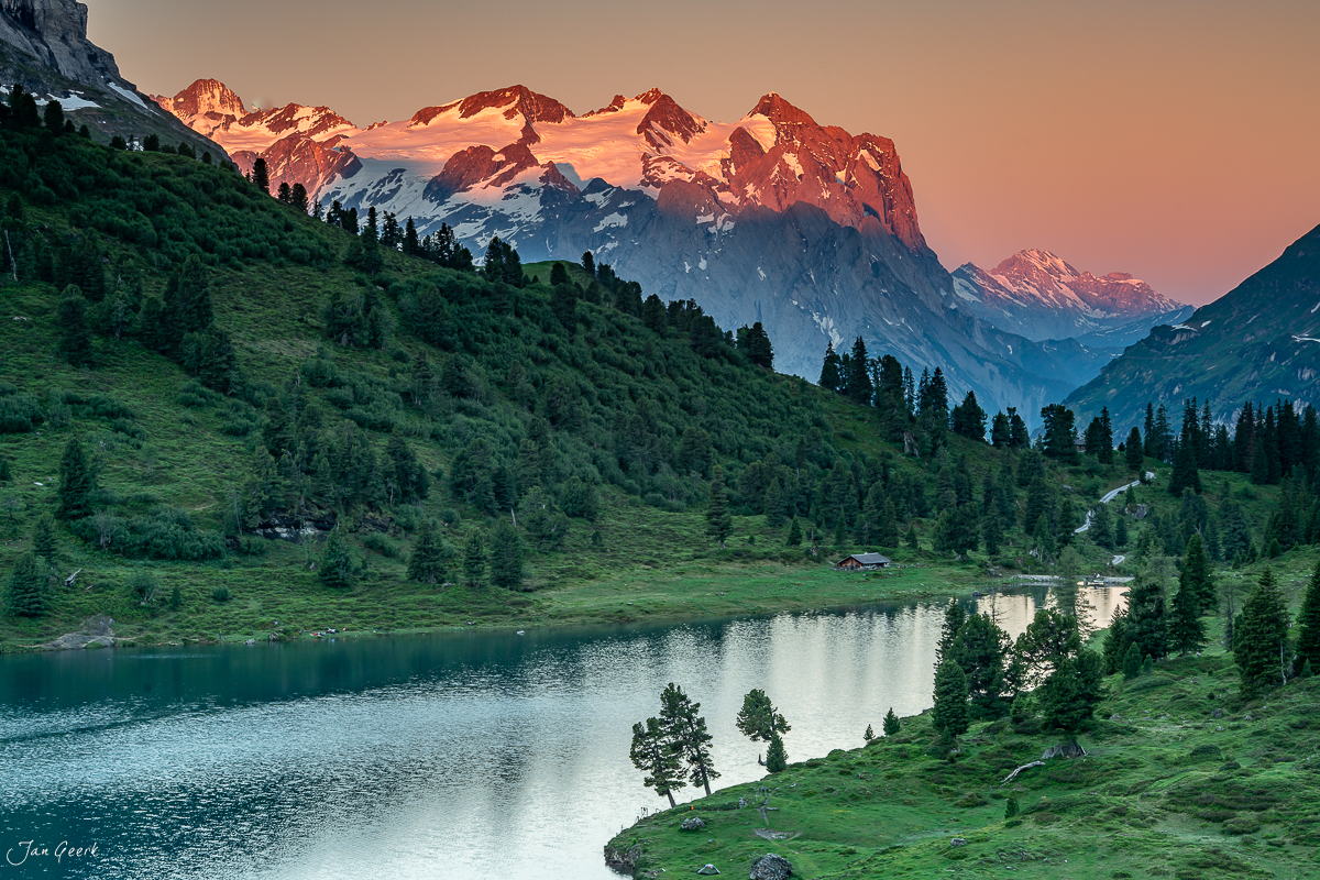 Engstlensee mit Bergpanorama bei Sonnenaufgang, Berner Oberland Schweiz – Jan Geerk Fotograf Basel