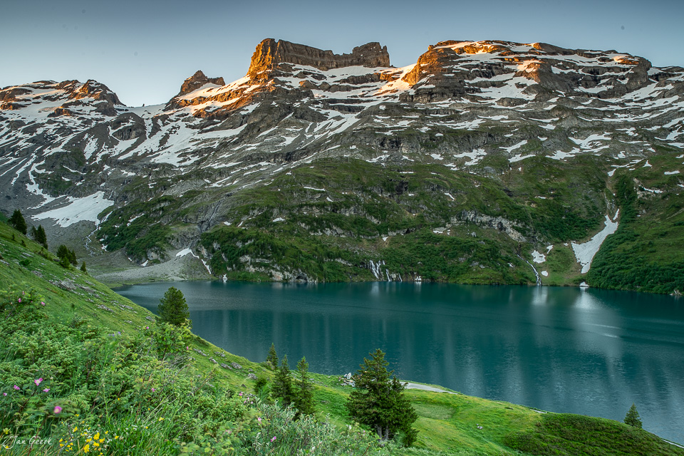 Engstlensee mit Engstlenalp und schneebedeckten Bergspitzen im Sommerlicht, Berner Oberland Schweiz – Jan Geerk Fotograf Basel